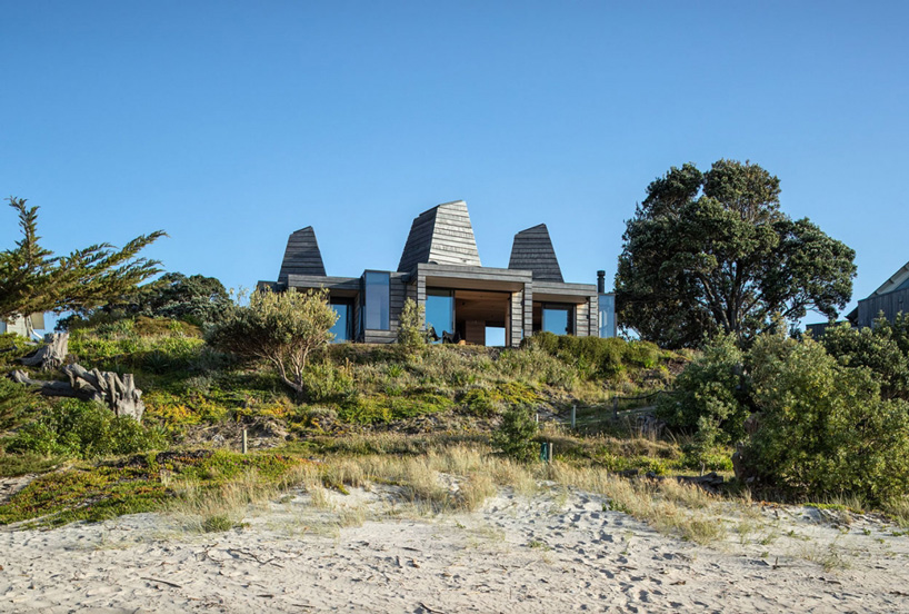 crosson architects tops new zealand house with strategically placed light-wells