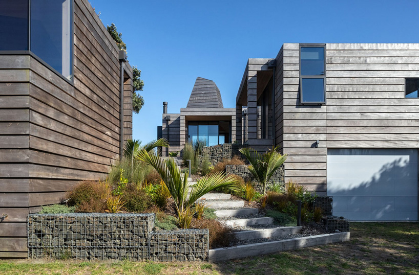 crosson architects tops new zealand house with strategically placed light-wells