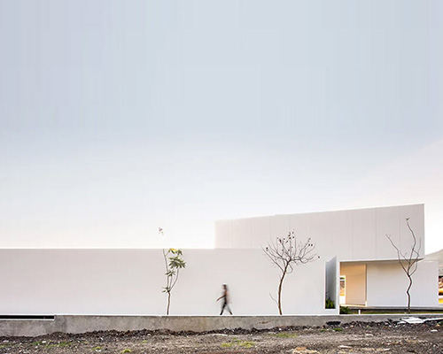 jaime juárez builds residence in mexico with stacked volumes + white cladding