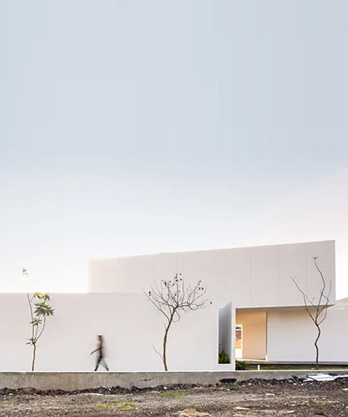 jaime juárez builds residence in mexico with stacked volumes + white cladding