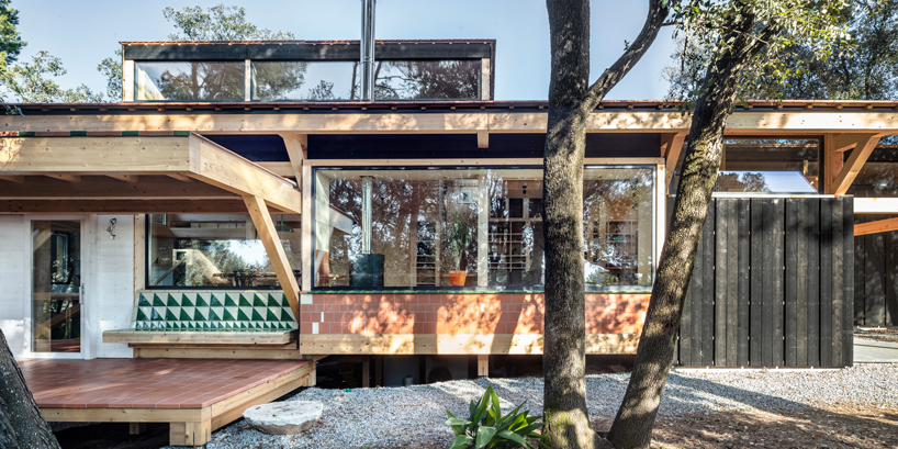 Το BOSC HOUSE από τον joan poca arquitecte κατοικεί προσεκτικά σε ένα δάσος στη barcelona designboom