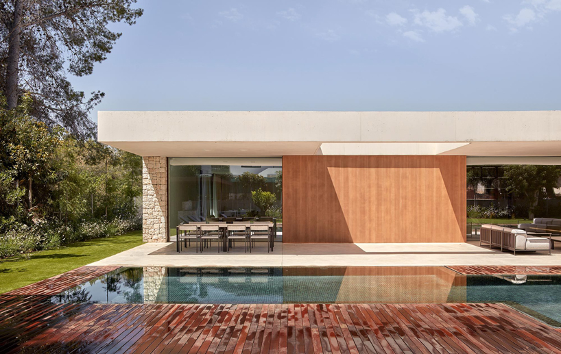 a large central atrium perforates ramón esteve's house in la cañada, valencia designboom