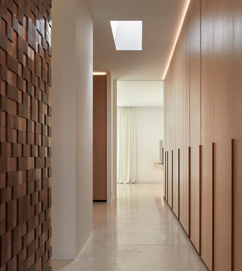 a large central atrium perforates ramón esteve's house in la cañada, valencia