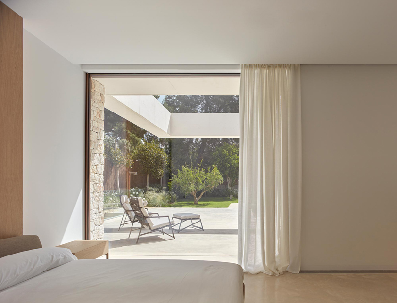 a large central atrium perforates ramón esteve's house in la cañada, valencia