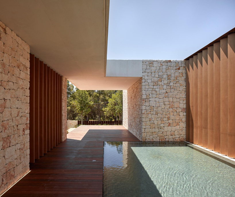a large central atrium perforates ramón esteve's house in la cañada, valencia designboom