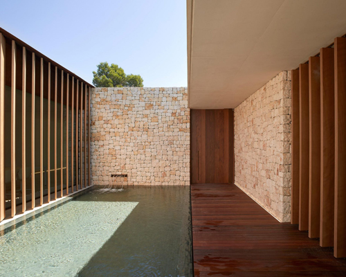 a large central atrium perforates ramón esteve's house in la cañada, valencia