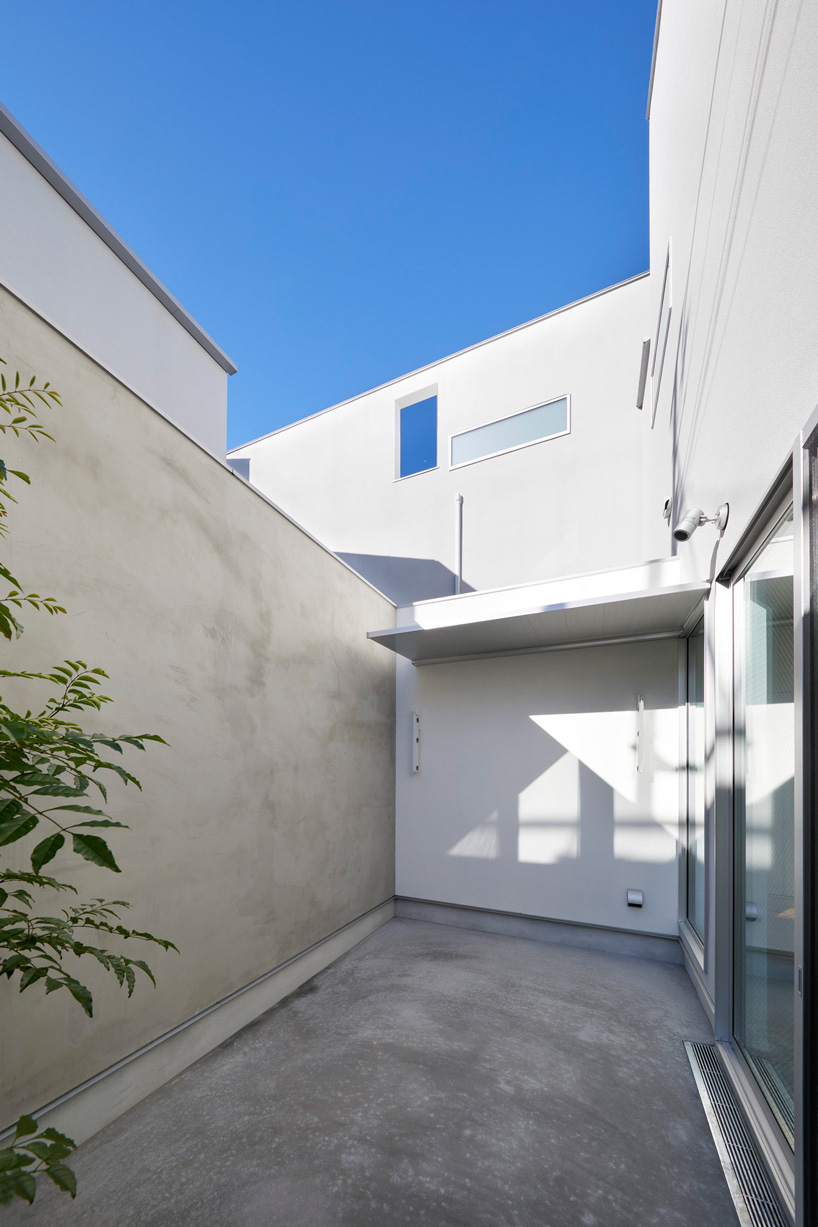 wipe builds secluded 'skyterrace' house in a dense tokyo neighborhood