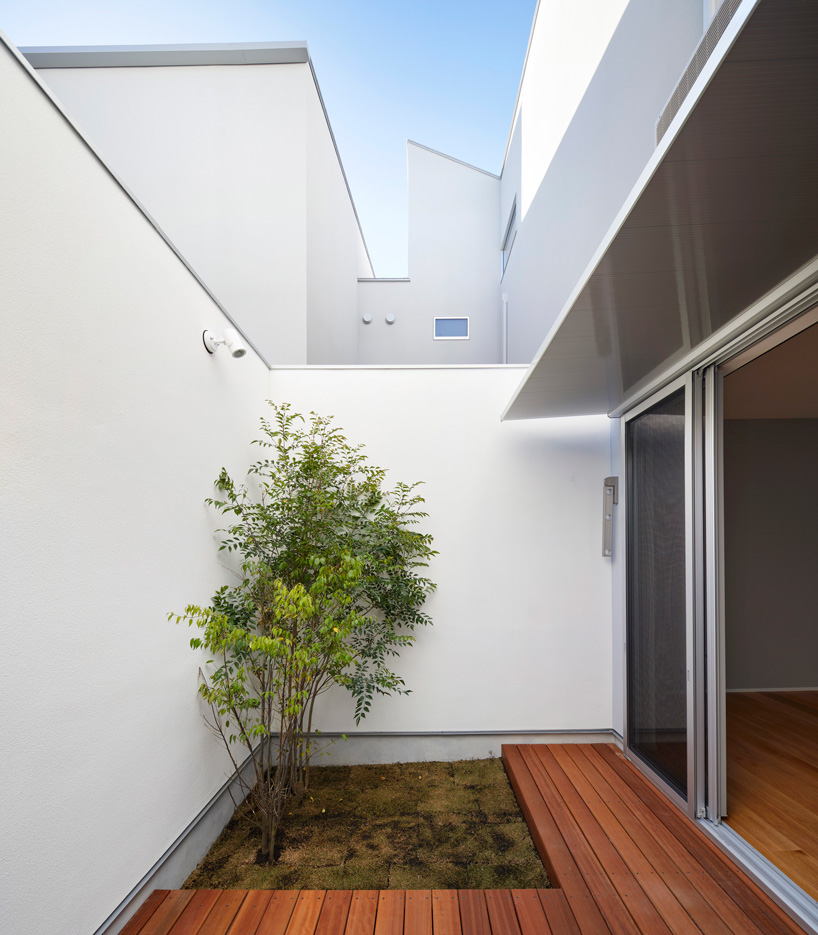 wipe builds secluded 'skyterrace' house in a dense tokyo neighborhood