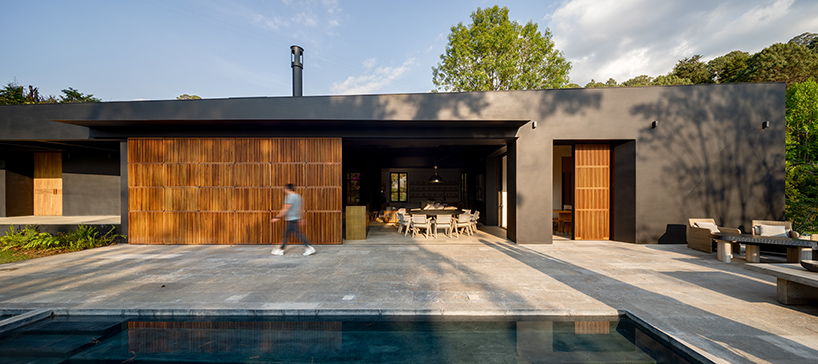 PPAA designs 'las golondrinas' house as a composition of matte black and timber geometries