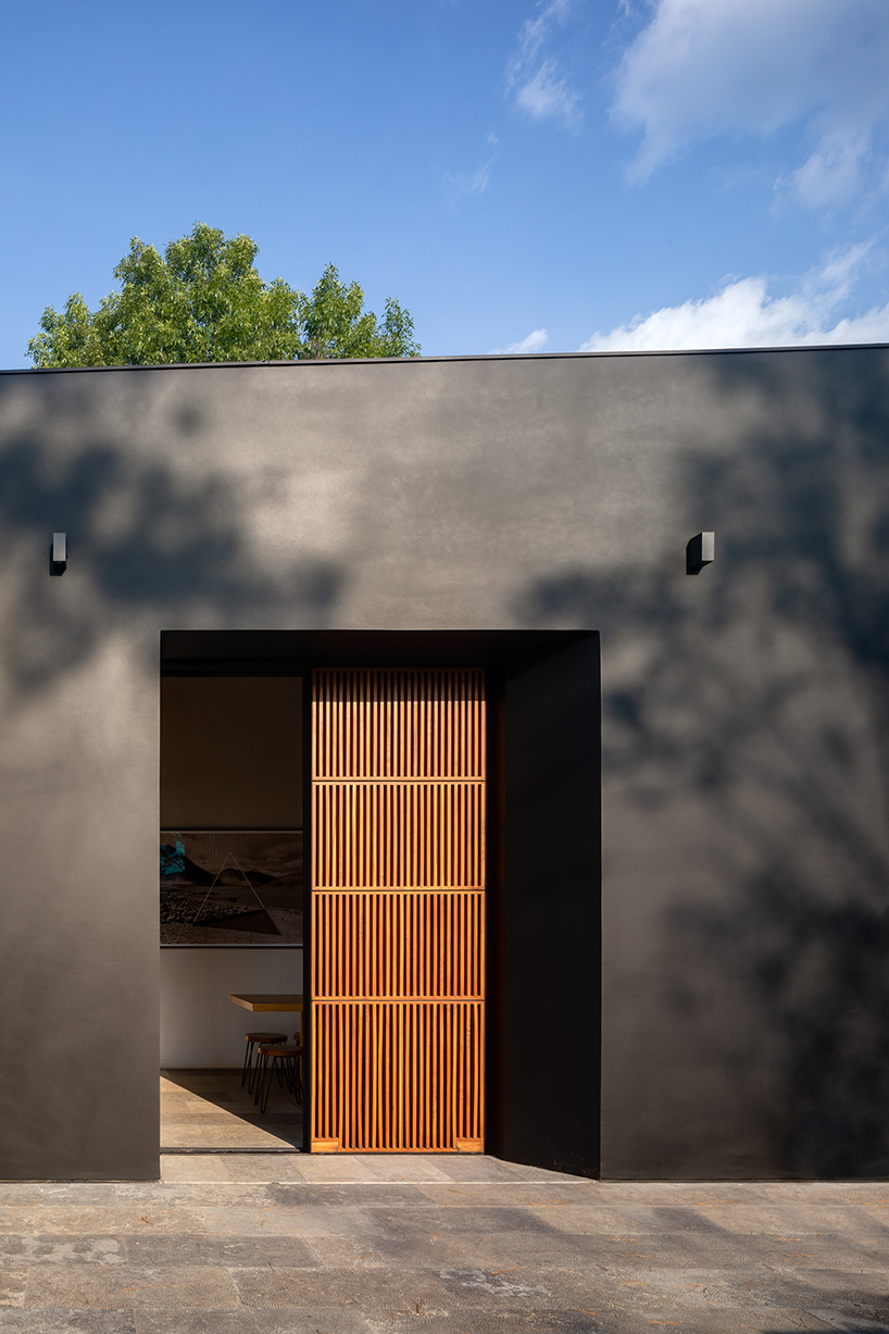 PPAA designs 'las golondrinas' house as a composition of matte black and timber geometries