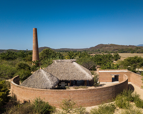 álvaro siza's clay pavilion at casa wabi hosts workshops beneath its thatched roof