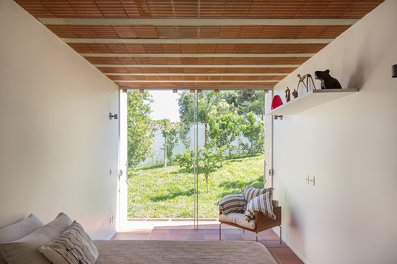 experimental brasília residence by bloco arquitetos comprises ten concrete porticoes