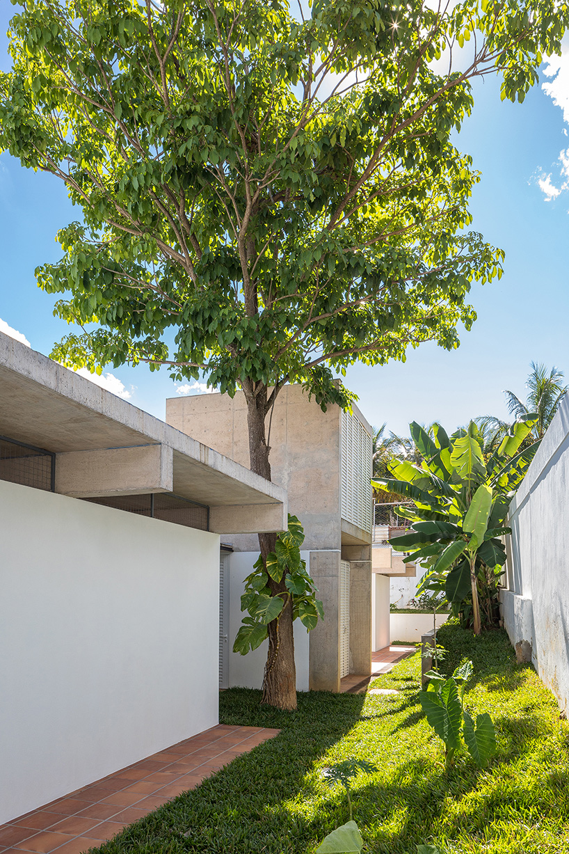 experimental brasília residence by bloco arquitetos comprises ten concrete porticoes