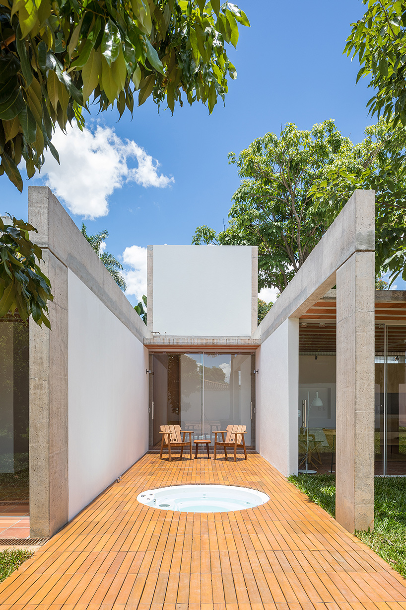 experimental brasília residence by bloco arquitetos comprises ten concrete porticoes
