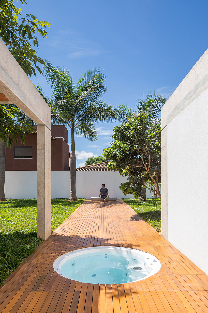 experimental brasília residence by bloco arquitetos comprises ten concrete porticoes