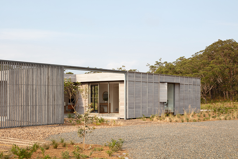 CHROFI + FABPREFAB site australian courtyard house in mungo brush