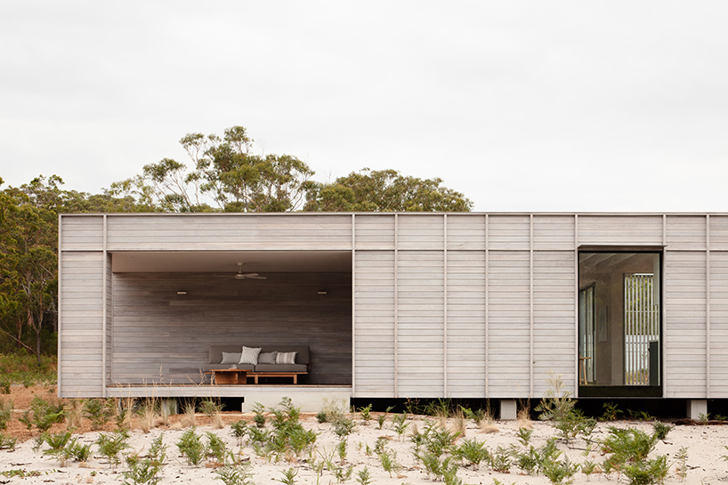 CHROFI + FABPREFAB site australian courtyard house in mungo brush