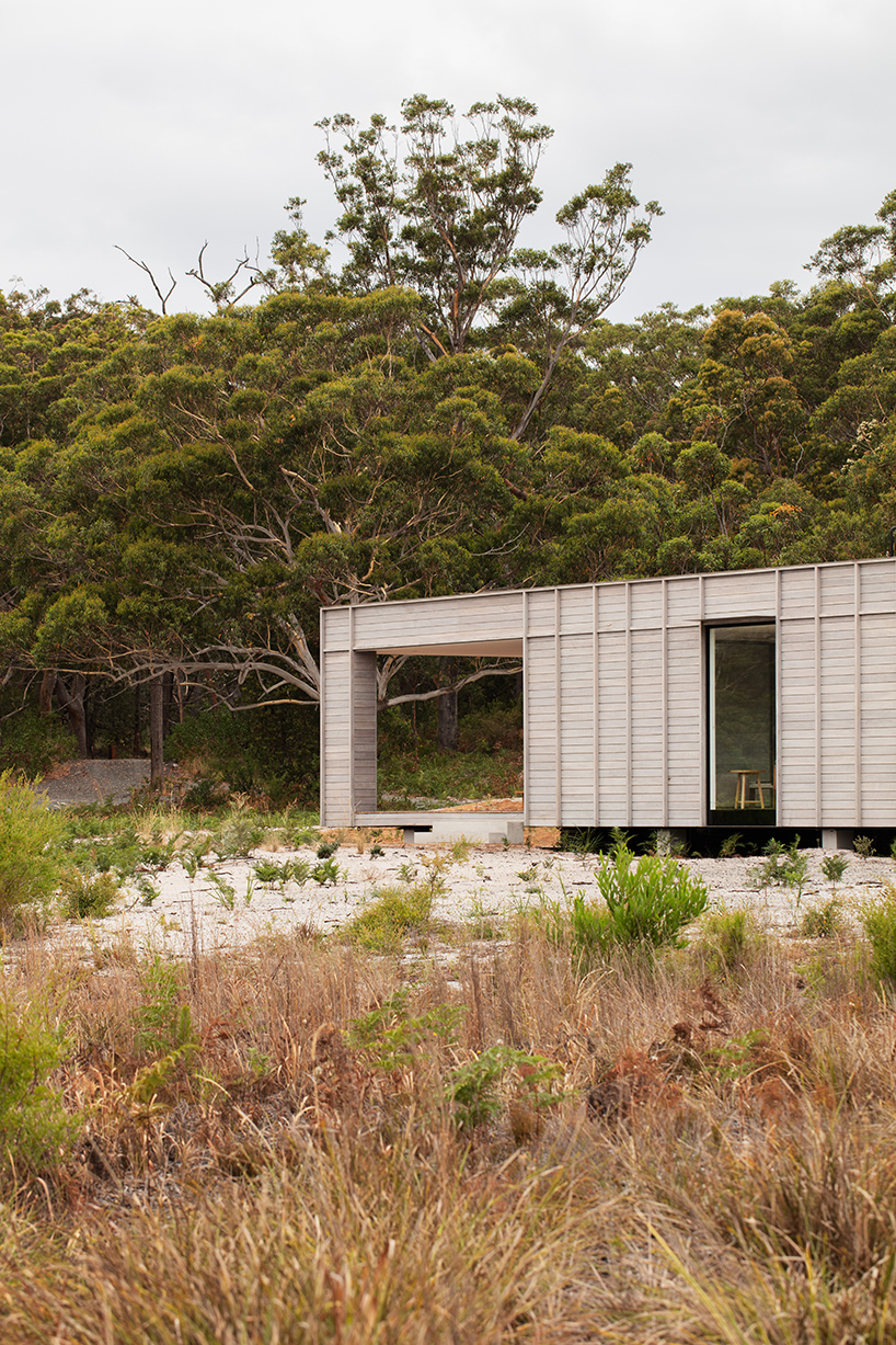 CHROFI + FABPREFAB site australian courtyard house in mungo brush