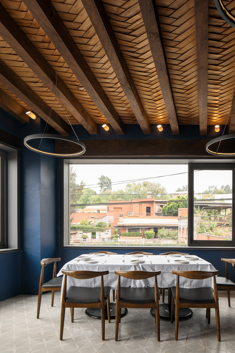 daniela bucio sistos applies rich colors to santomate restaurant in mexico designboom