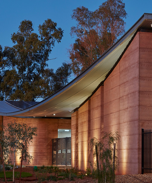 kaunitz yeung architecture uses rammed earth for aboriginal health clinic in western australia