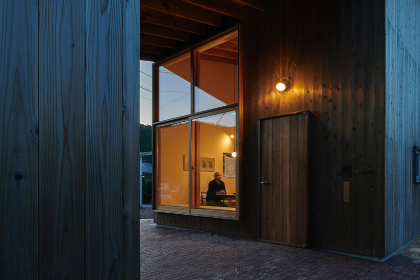 kitorepe architects combines house + ceramic gallery under a long gable roof in arita, japan