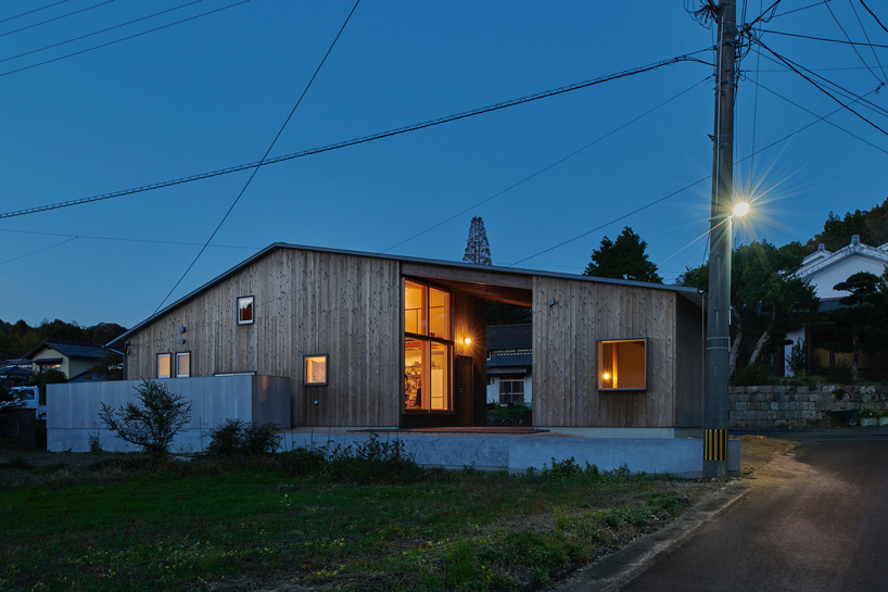 kitorepe architects combines house + ceramic gallery under a long gable roof in arita, japan