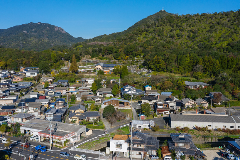 kitorepe architects' project combines house + ceramic gallery in arita town, japan