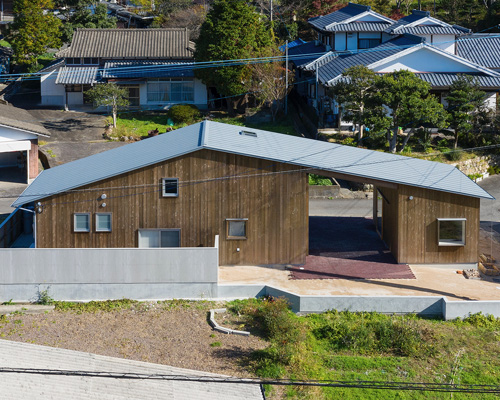 kitorepe architects combines house + ceramic gallery under a long gable roof in arita, japan