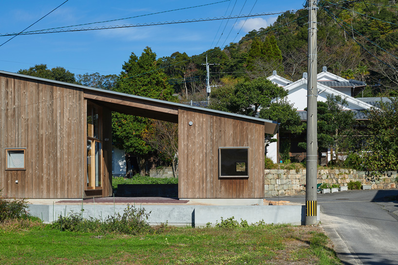 a semi-outdoor space is created between the two volumes of the project