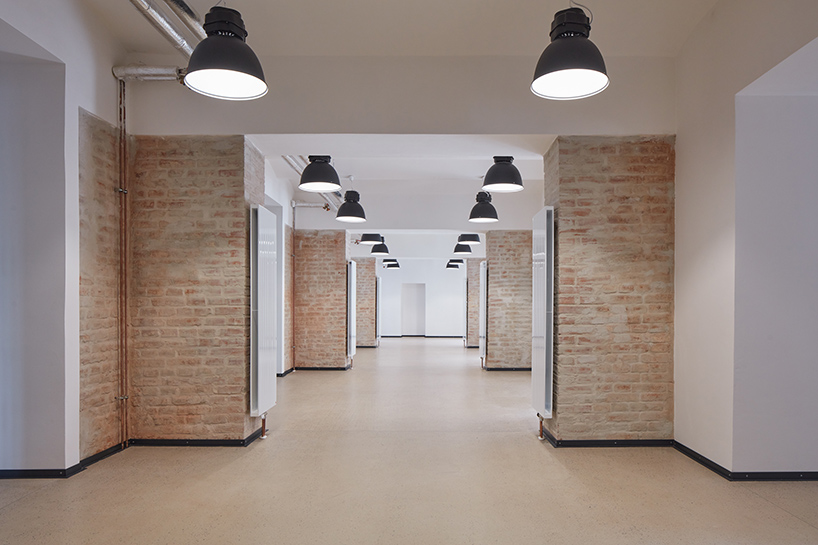 qarta architektura completes triangular VŠPJ lecture hall in historic czech republic