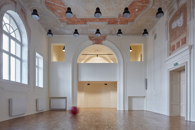 qarta architektura completes triangular VŠPJ lecture hall in historic czech republic