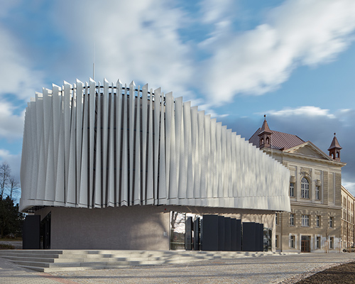 qarta architektura completes triangular VŠPJ lecture hall in historic czech republic