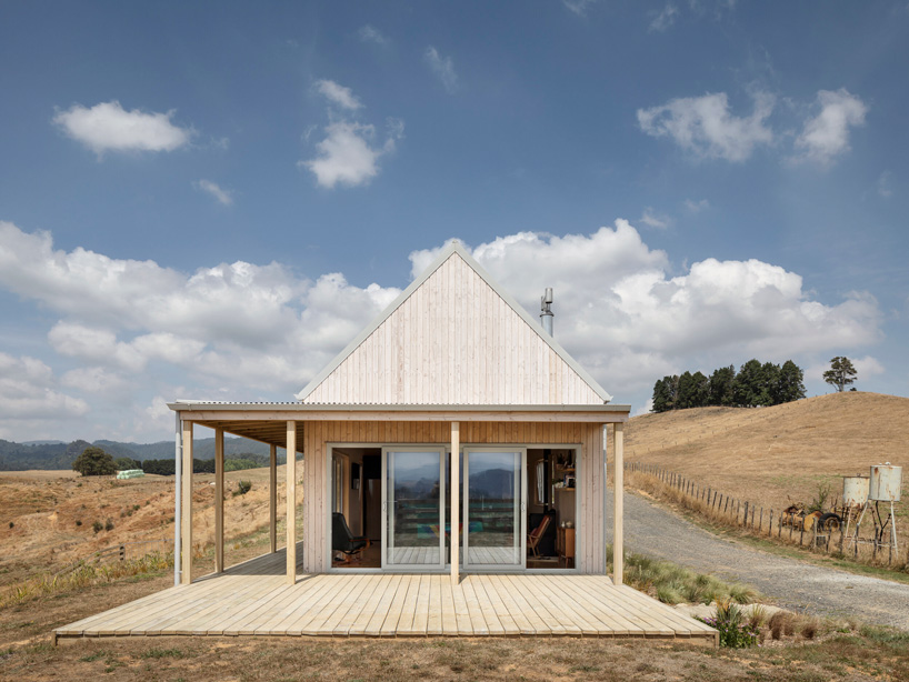MAKE architects assembles prefab house in new zealand in only four days