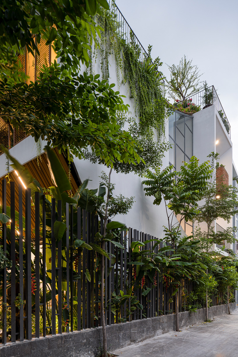 Mda Architecture Tops House In Vietnam With Lush Roof Park