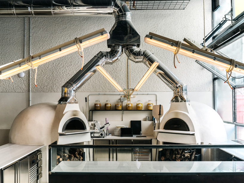 mo de movimiento includes two handcrafted ovens