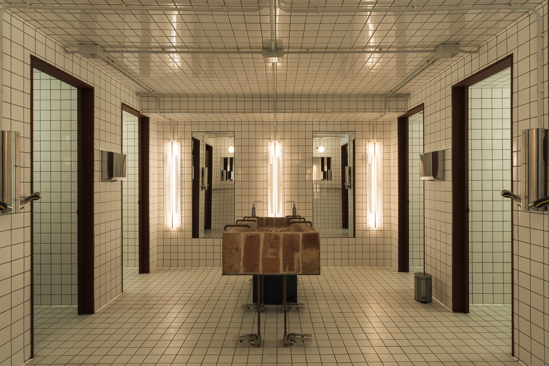recycling, local craft + low-tech solutions define 'mo de movimiento' restaurant in madrid