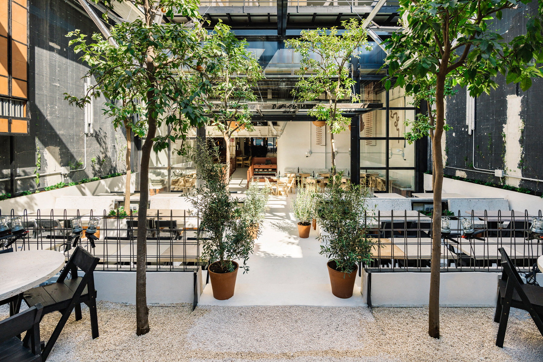 recycling, local craft + low-tech solutions define 'mo de movimiento' restaurant in madrid