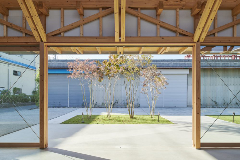 ninkipen! completes gallery for veneer company with deep overhangs in yao, japan