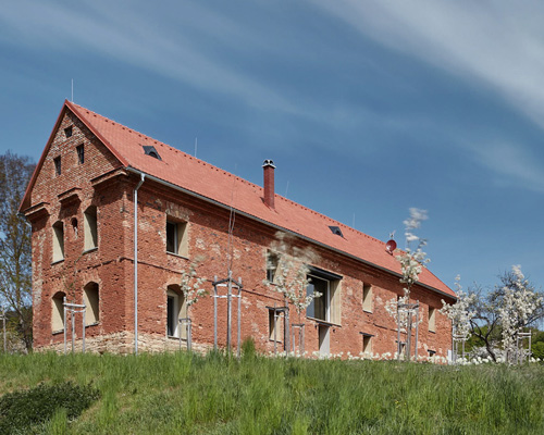 ORA inserts contemporary house inside a brick ruin in the czech republic