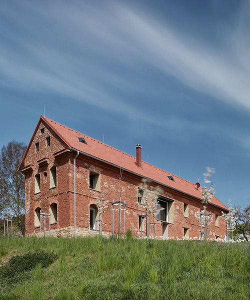 ORA inserts contemporary house inside a brick ruin in the czech republic