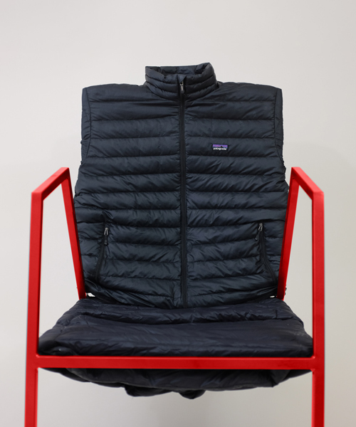 'puffer lounge' reinterprets the eames office chair using a patagonia jacket