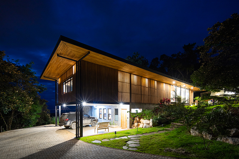 Salagnac Arquitectos Designs Casa Guayacán As Glowing Timber Volume