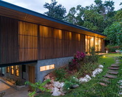 salagnac arquitectos expresses 'casa guayacán' as a translucent timber volume