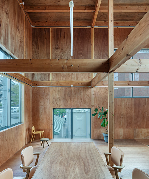 schemata architects covers the interior of this tokyo house in lauan plywood
