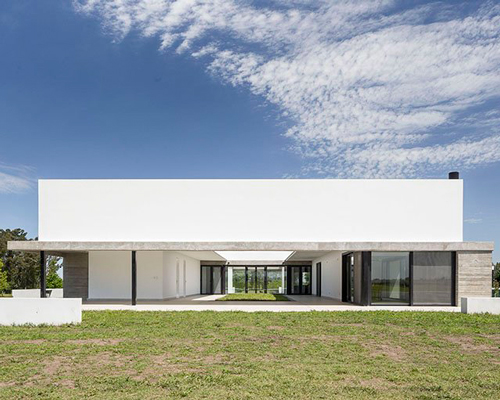 TACADI reinterprets rural architecture to design a house in the argentinian countryside