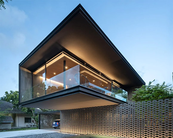 WARchitect's 'V60 house' in bangkok connects to nature with in-between open spaces