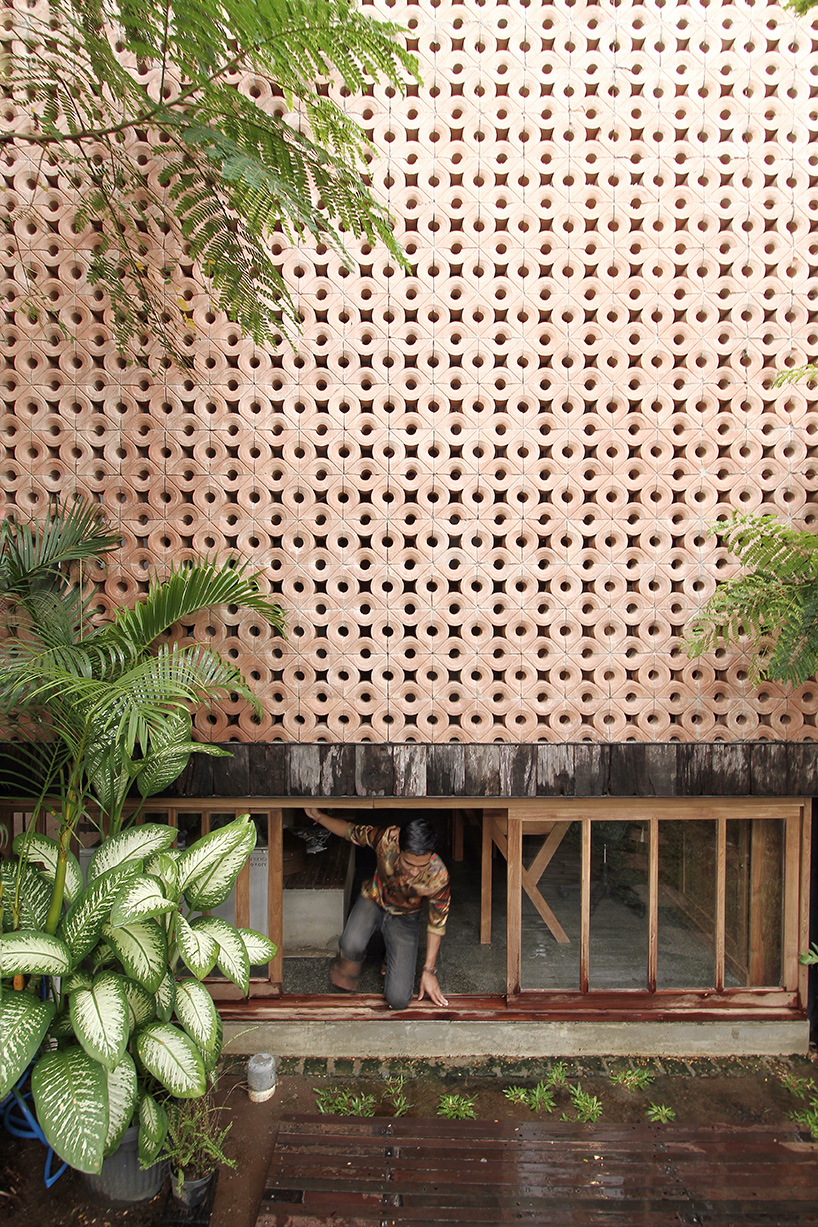 'ruang tekuni' by DDAP architect is a boutique apartment building in bali