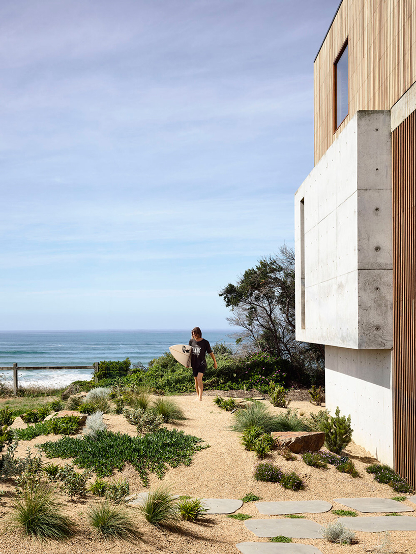 auhaus builds a beachside house around a central courtyard in australia designboom