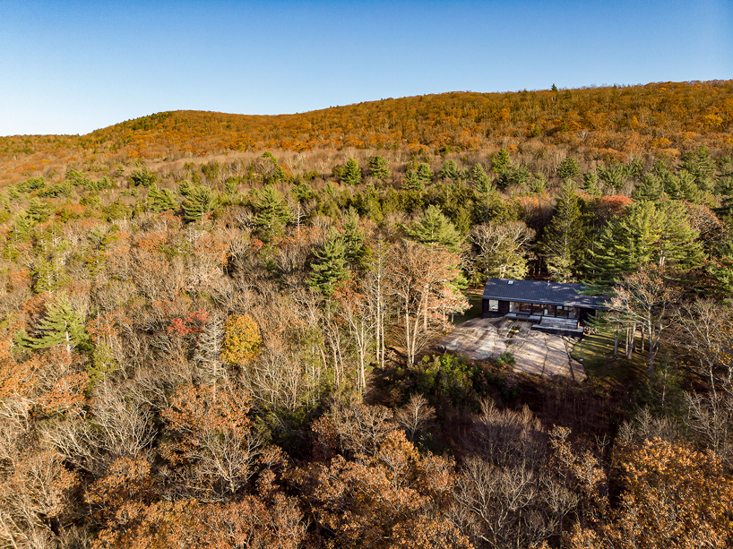 desai chia builds 'ledge house' next to a prehistoric boulder in the connecticut valley