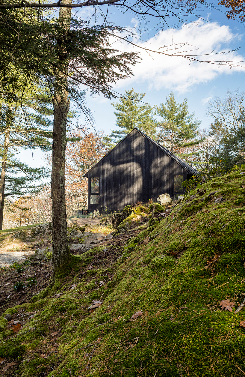 desai chia builds 'ledge house' next to a prehistoric boulder in the connecticut valley